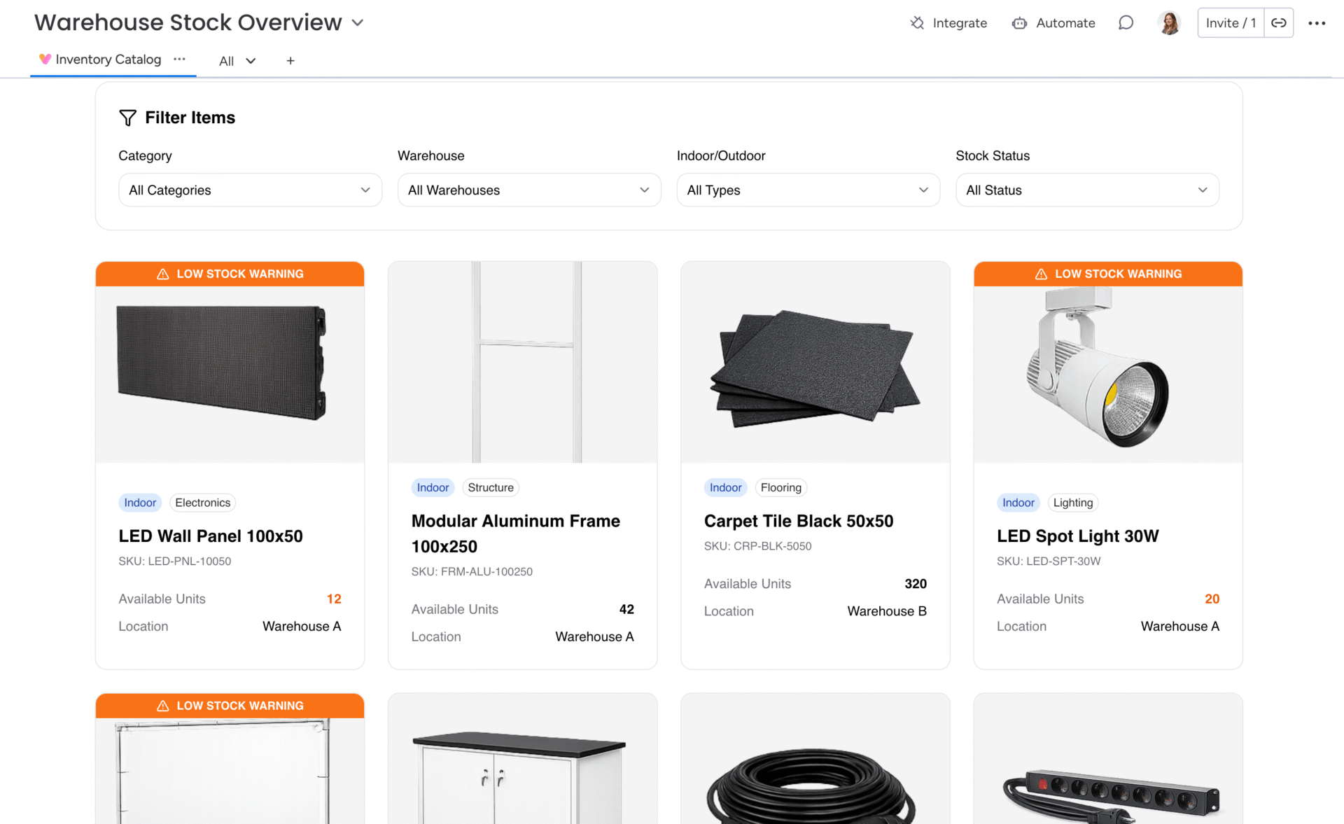 Custom view in monday.com, gebouwd met monday Vibe, met een webshop-achtige productinventaris inclusief productafbeeldingen, SKU’s, tags en lage-voorraadmeldingen.